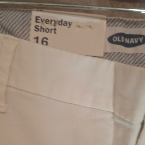 Old Navy Women's White Shorts - Picture 5 of 8